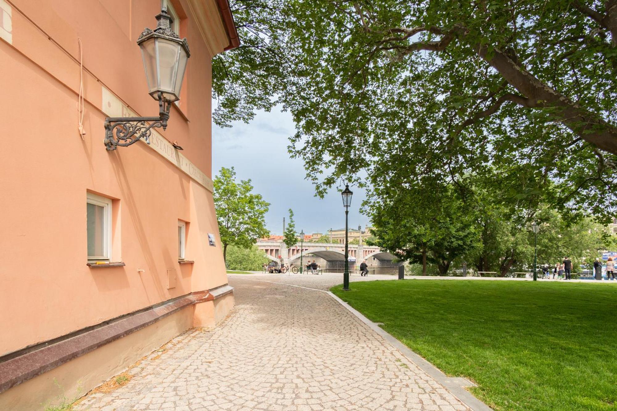 River View Apartment Praag Buitenkant foto